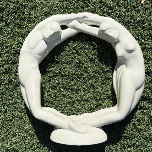 Vintage Royal Haeger MCM Circle of Love White Gloss Ceramic Sculpture from 1986